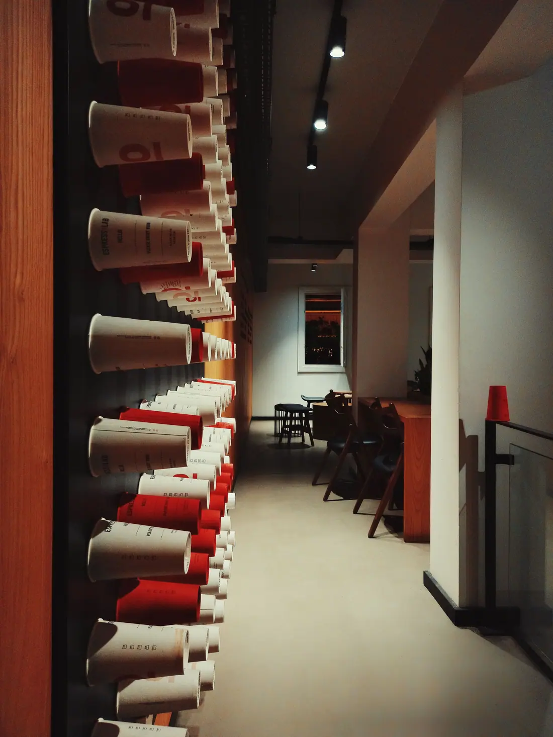Balcão do café com chávenas