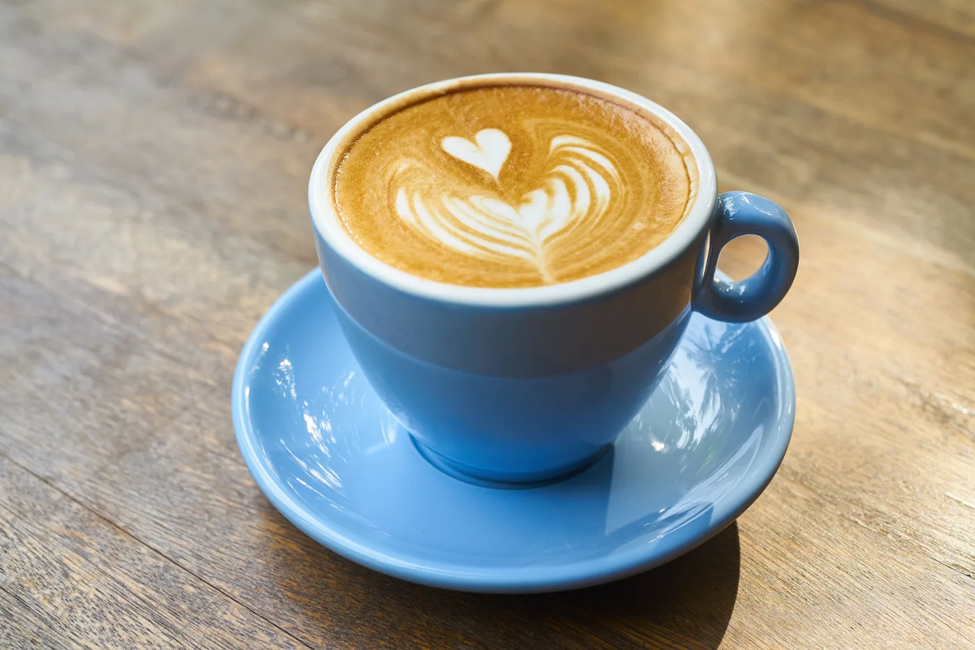 Chávenas de café no balcão